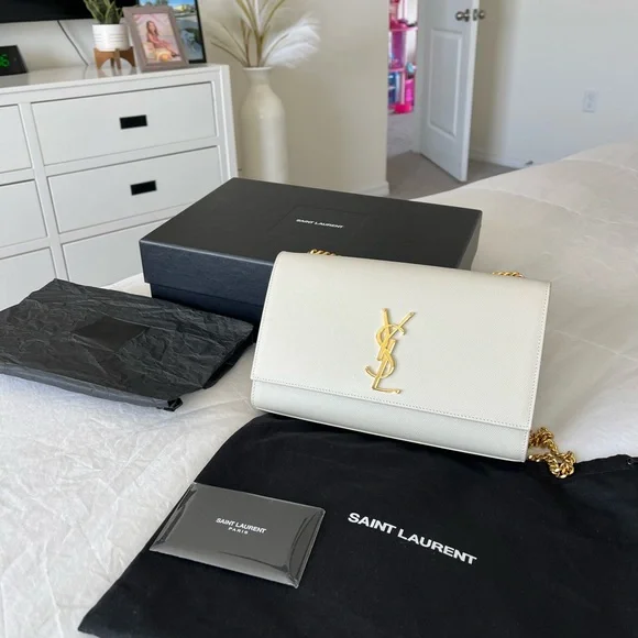 Saint Laurent

Kate Medium in Grain De Poudre Embossed Leather

YSL - Picture 4 of 14